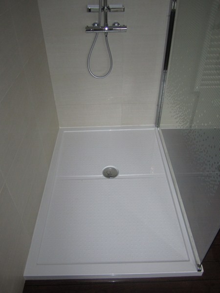 Peinture Chambre Beige Marron : douche plomberie sanitaire Une Salle De Bain Est Equipee Dune Vasque Peinture Chambre Beige Marron : douche plomberie sanitaire Une Salle De Bain Est Equipee Dune Vasque