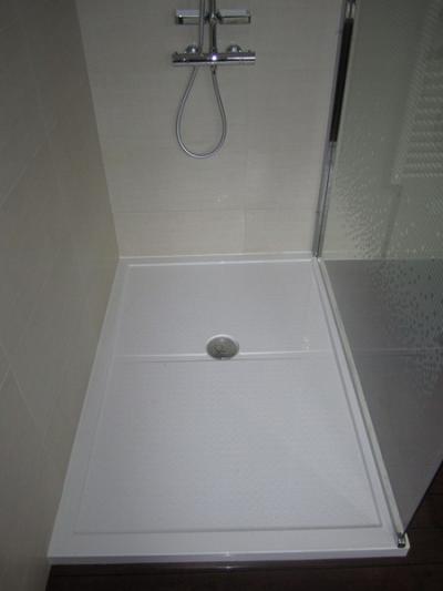 salle de bains équipée d'une grande douche