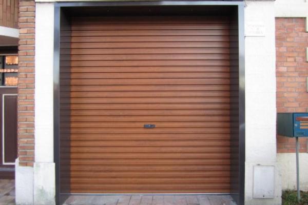 Porte de garage acier à enroulement chêne doré