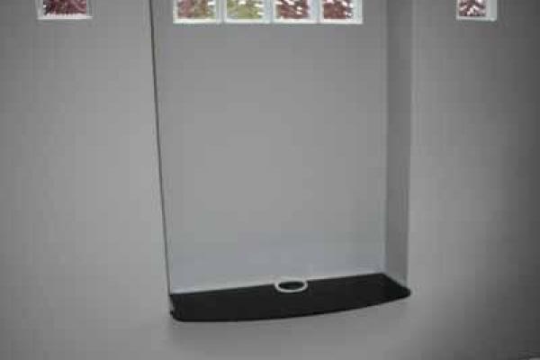 cloison isolante avec décaissé pour éléments audio.