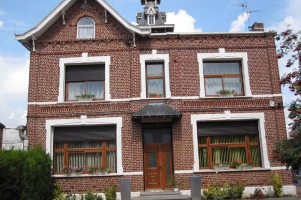 Grand châssis aluminium SCHÜCO coloris chêne doré