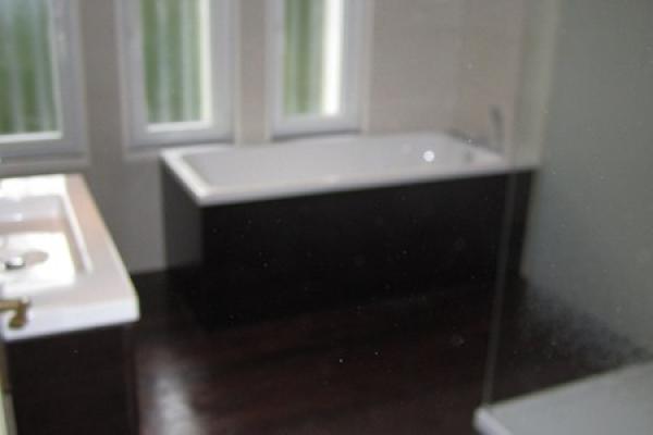 salle de bains équipée d'une grande douche