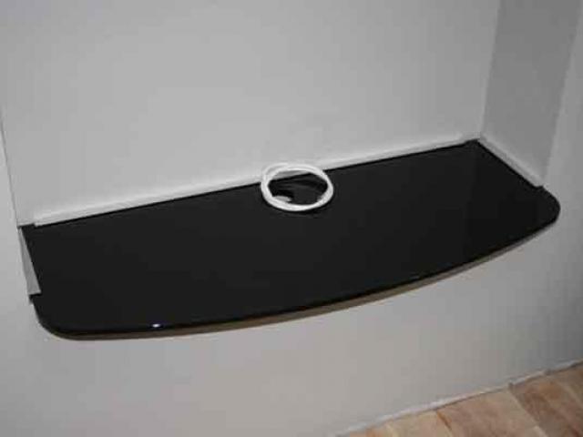 cloison isolante avec décaissé pour éléments audio.